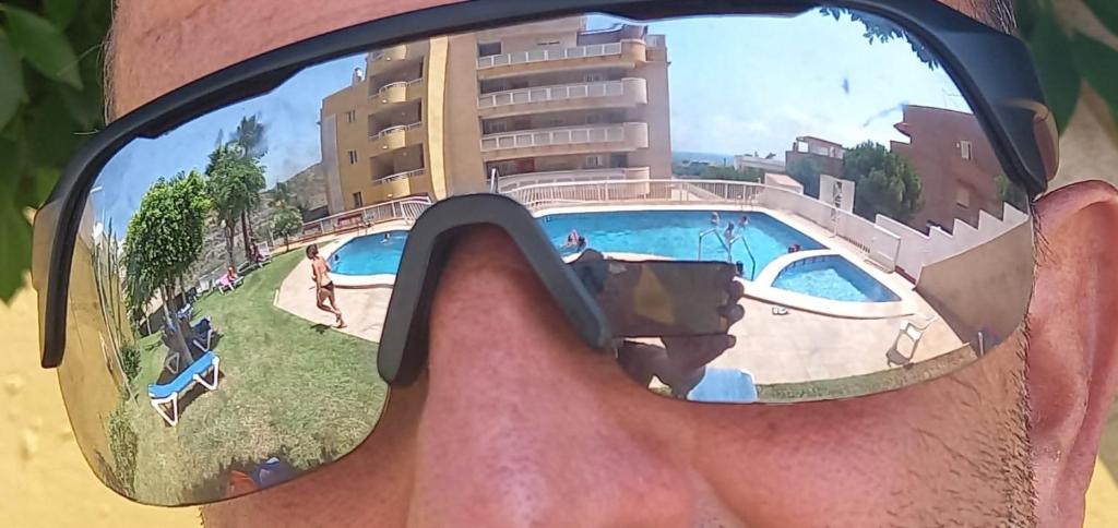 um homem usando óculos de sol com uma foto de uma piscina em Brisa de Cala reona em Cabo de Palos