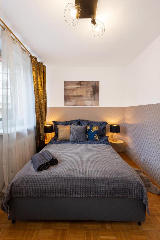 sypialnia z dużym łóżkiem z niebieskimi poduszkami w obiekcie ClickTheFlat Bellottiego Apart Rooms w Warszawie