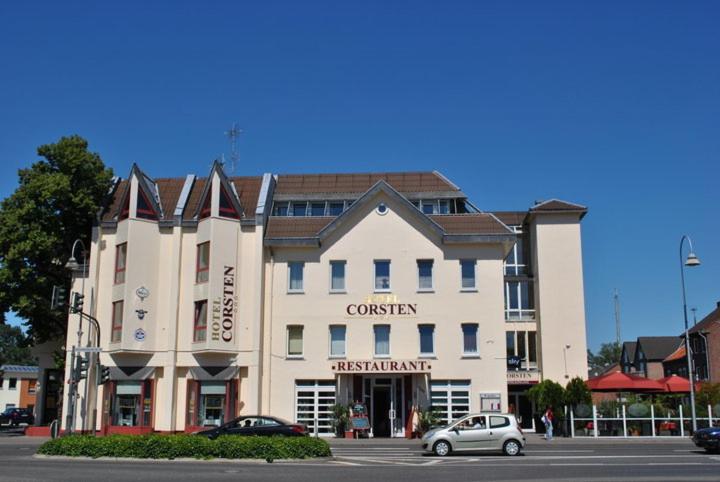 een gebouw waar een auto voor geparkeerd staat bij Hotel Corsten in Heinsberg