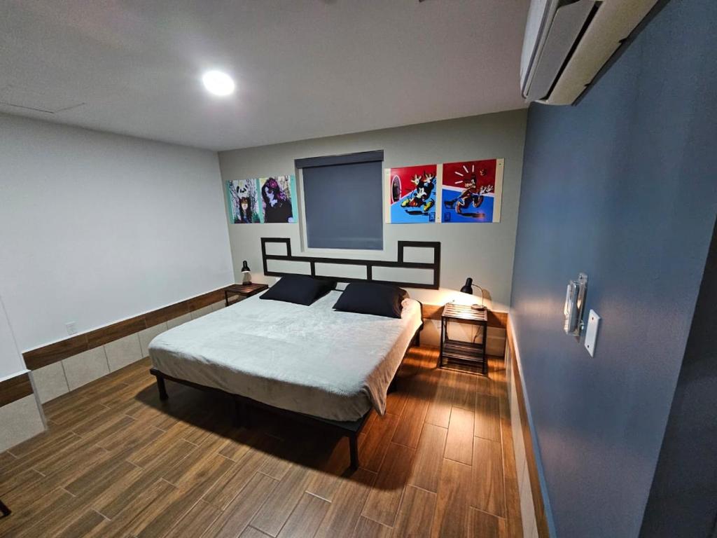 1 dormitorio con 1 cama grande en una habitación en Hotel Sttiny Monterrey Tecnológico, en Monterrey