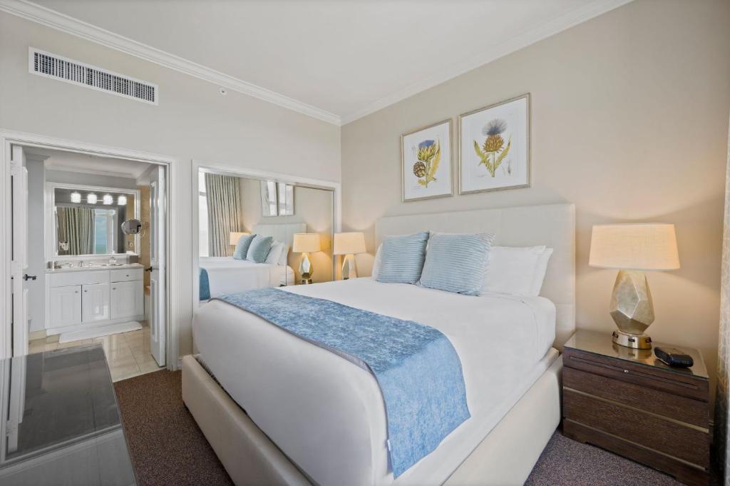 Ein Bett oder Betten in einem Zimmer der Unterkunft Marco Beach Ocean Suites