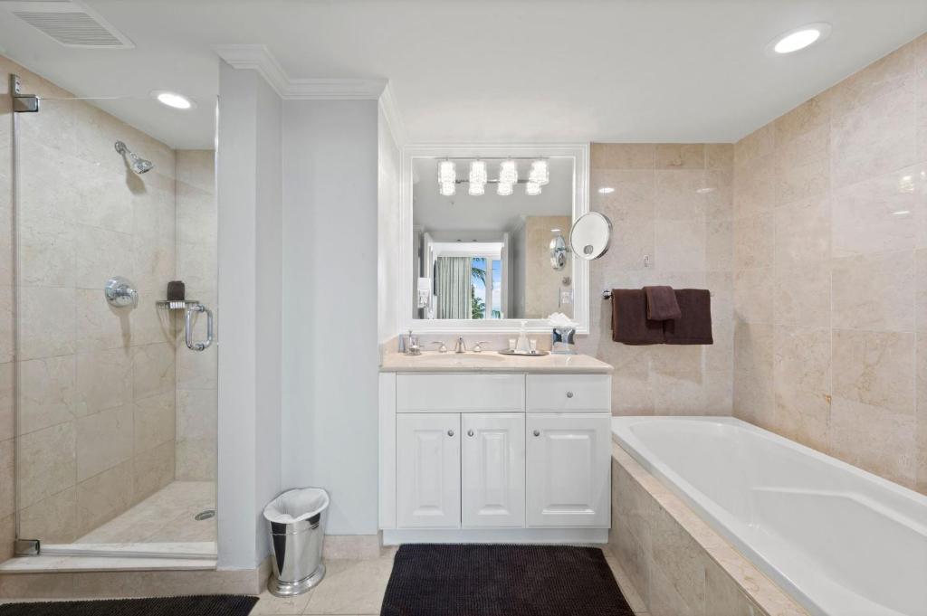 Ein Badezimmer in der Unterkunft Marco Beach Ocean Suites