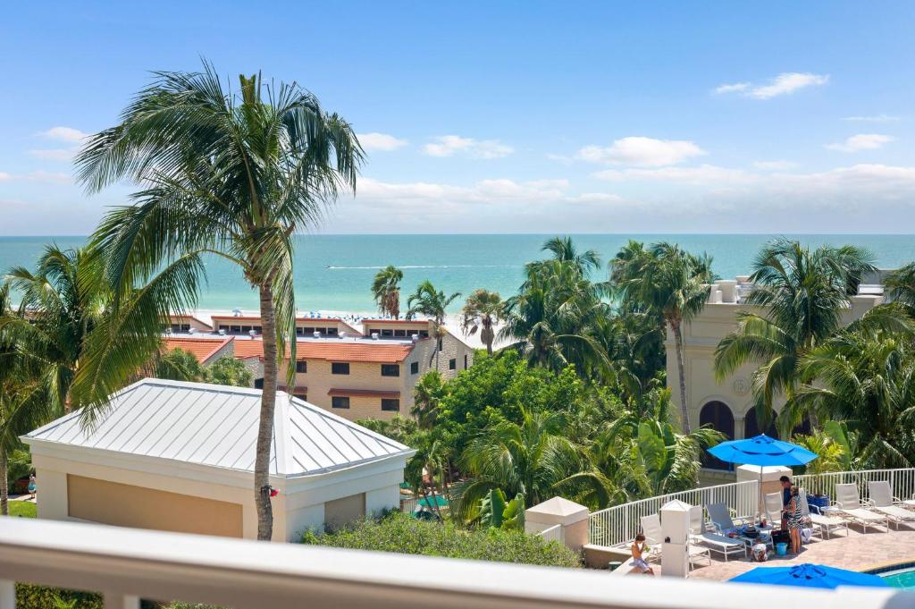 ein Blick auf das Meer vom Balkon eines Resorts in der Unterkunft Marco Beach Ocean Suites in Marco Island
