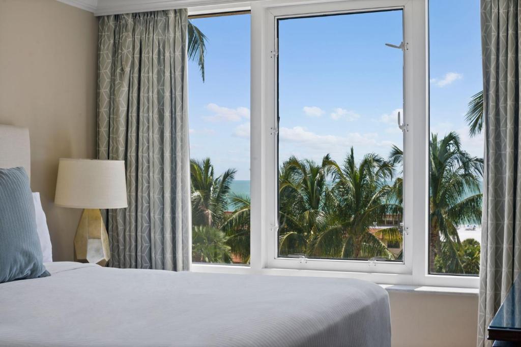 Ein Bett oder Betten in einem Zimmer der Unterkunft Marco Beach Ocean Suites