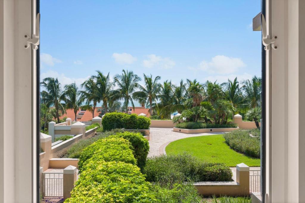 Blick auf den Garten aus dem Fenster eines Gebäudes in der Unterkunft Marco Beach Ocean Suites in Marco Island