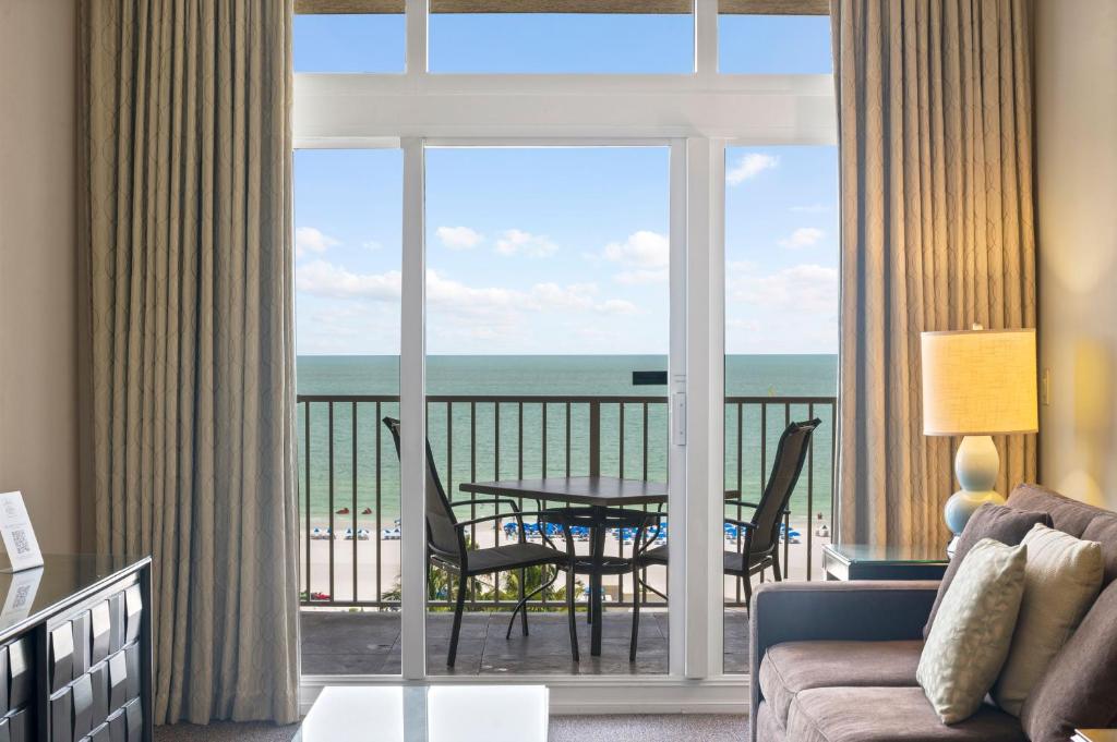 Ein Sitzbereich in der Unterkunft Marco Beach Ocean Suites