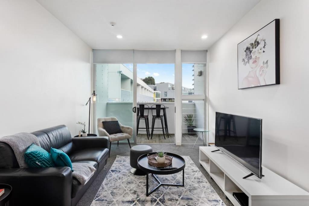 TV a/nebo společenská místnost v ubytování City Scape Hideaway w carpark, spa, pool and gym