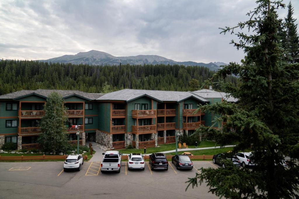 a large hotel with cars parked in a parking lot at Lake Louise Inn in Lake Louise