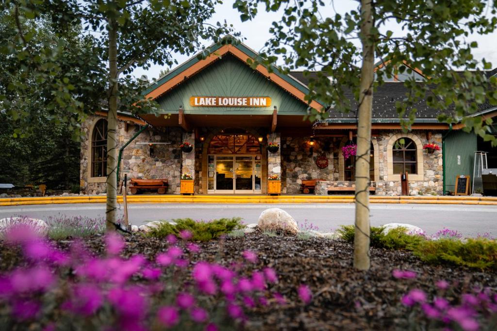 un edificio con un cartel que lee posada de la casa del lago en Lake Louise Inn en Lake Louise