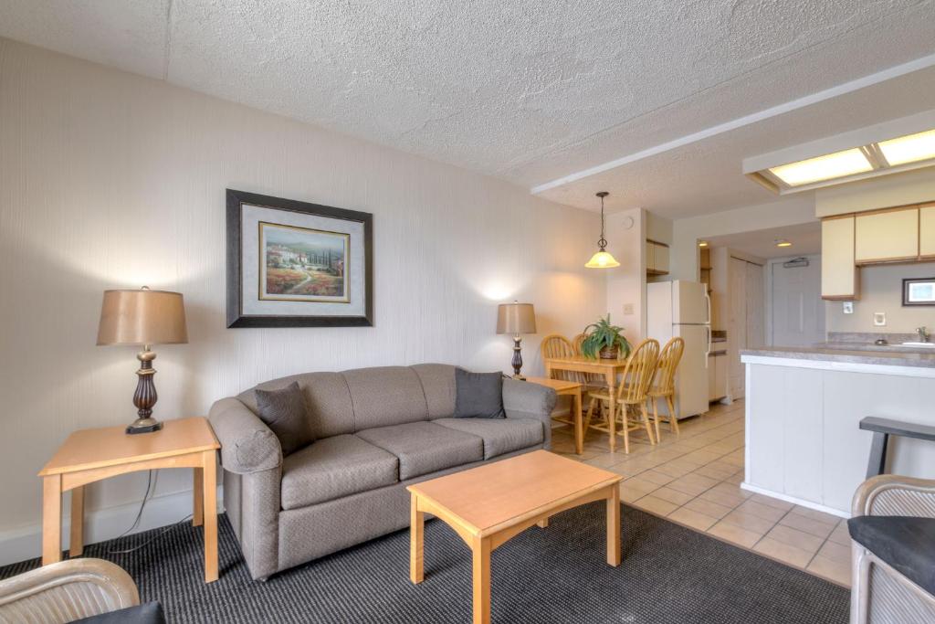 ein Wohnzimmer mit einem Sofa und einer Küche in der Unterkunft Kingfisher Inn in Myrtle Beach
