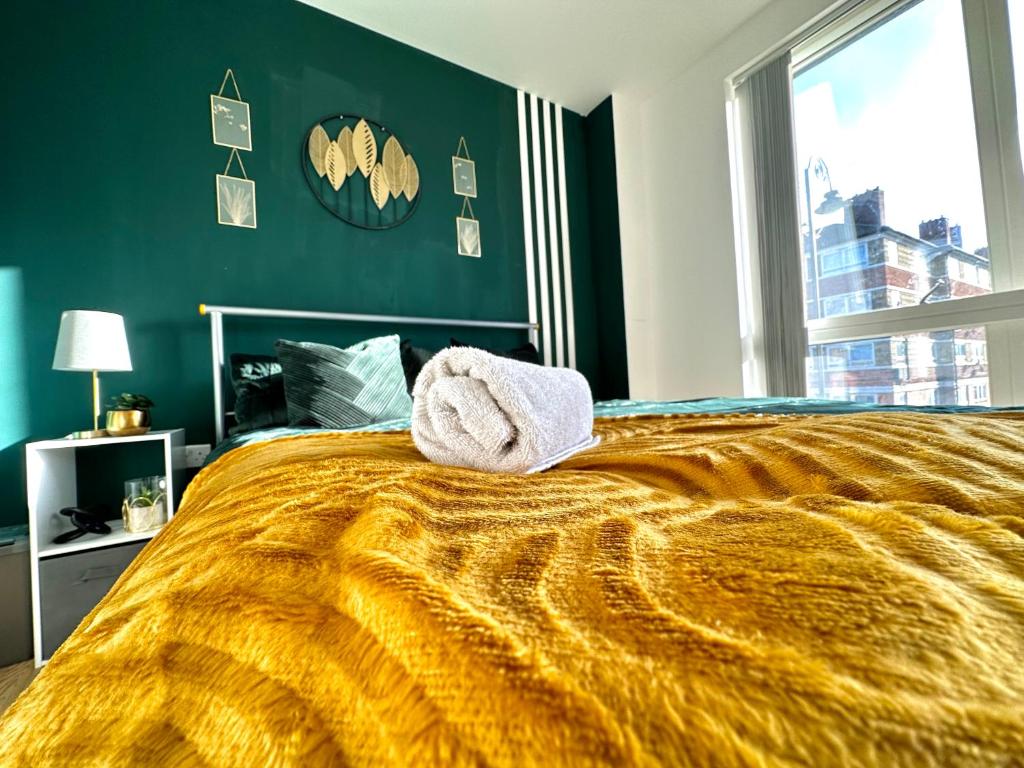 een slaapkamer met een gele deken op een bed bij Comfortable Private Room in Bermondsey in Londen