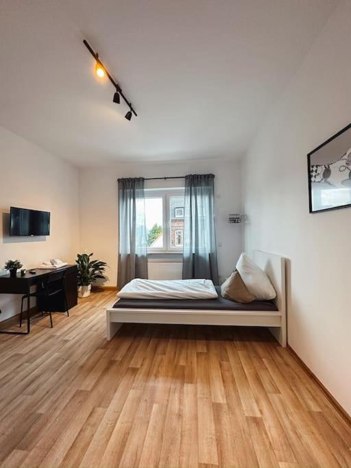 1 dormitorio con cama y escritorio. en Geräumige 3-Schlafzimmer-Wohnung in Koblenz nahe Uni en Coblenza
