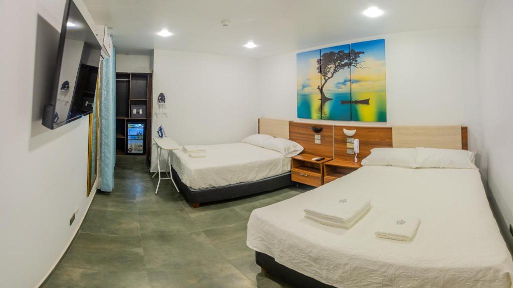 Habitación de hotel con 2 camas y TV en Hotel Rupa Rupa, en Tingo María