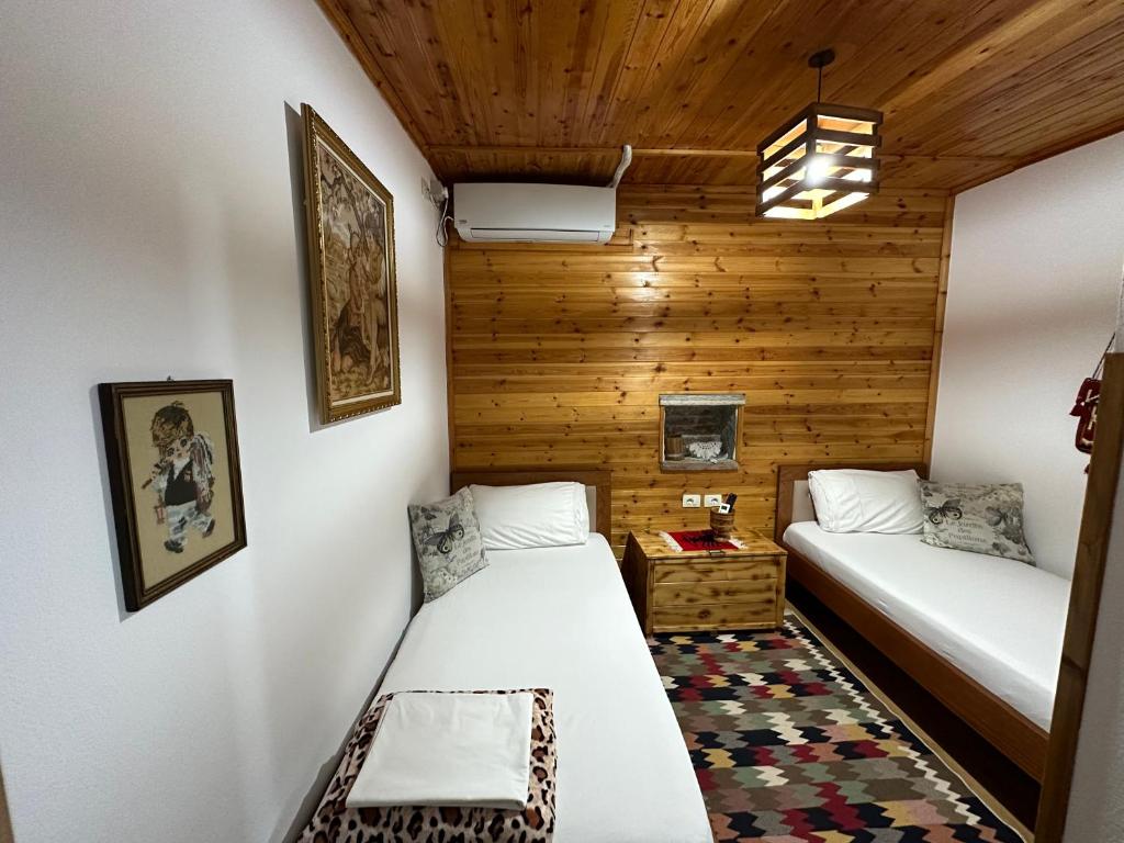 Postel nebo postele na pokoji v ubytování Ahmetaj Guest House