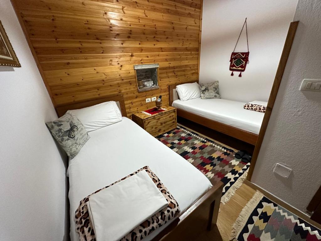 Postel nebo postele na pokoji v ubytování Ahmetaj Guest House