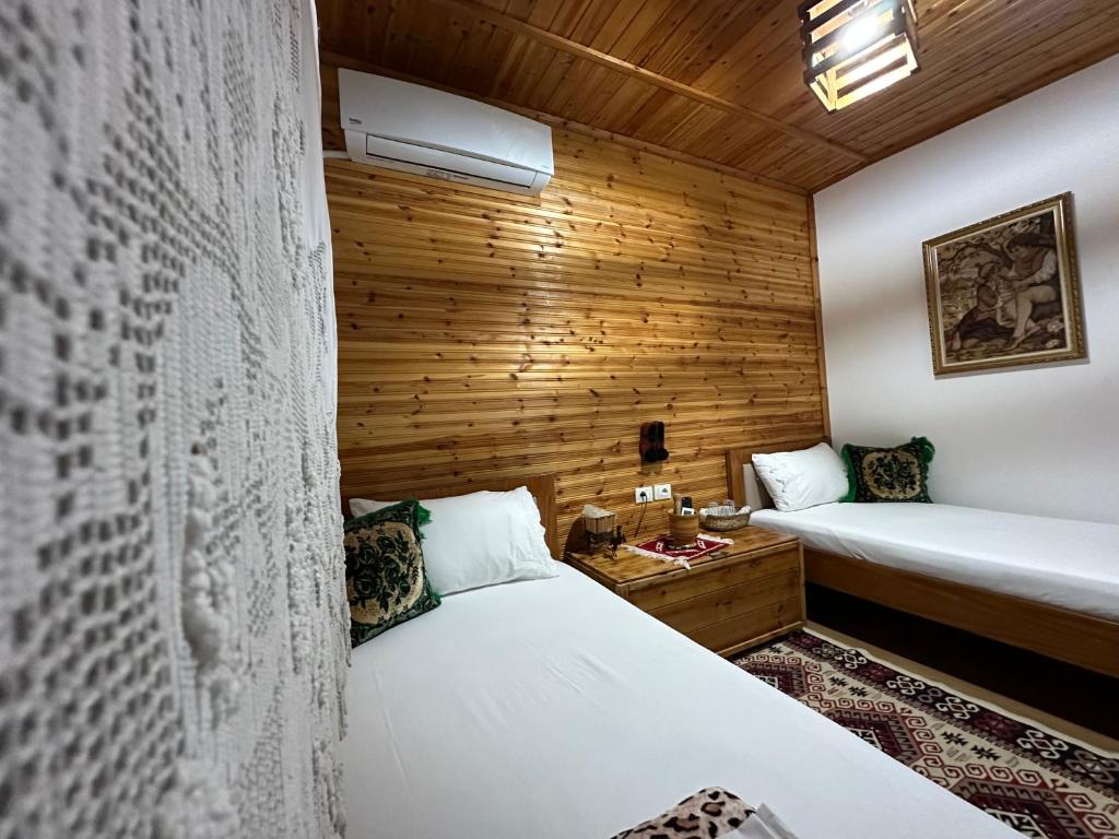 Postel nebo postele na pokoji v ubytování Ahmetaj Guest House