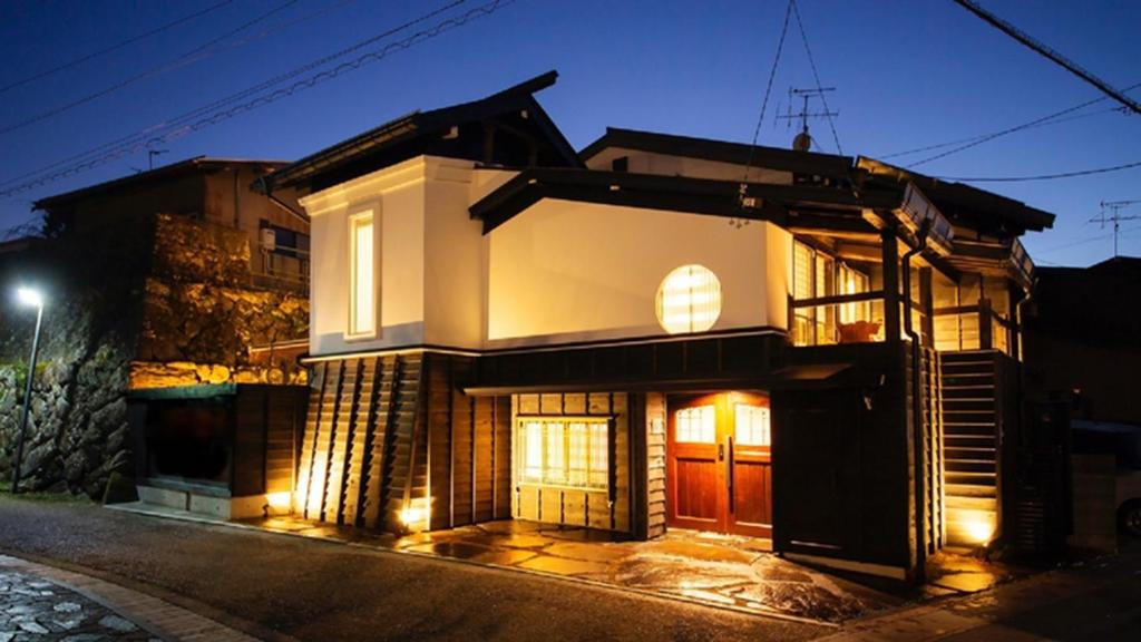 dom z światłami na ulicy w nocy w obiekcie Sumiya Hagakure - Vacation STAY 57892v w mieście Takayama