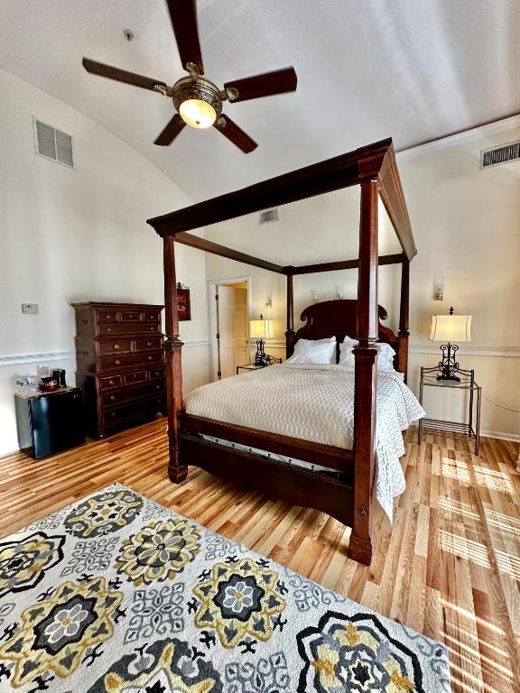 Inn on Main Hotel - Queen Suite (302)