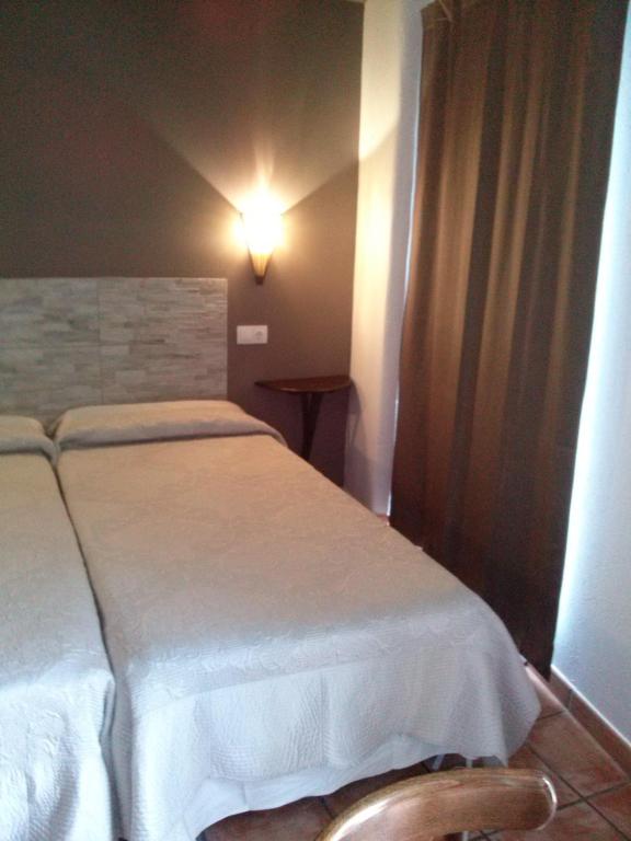 Postel nebo postele na pokoji v ubytování Hostal Suetxe