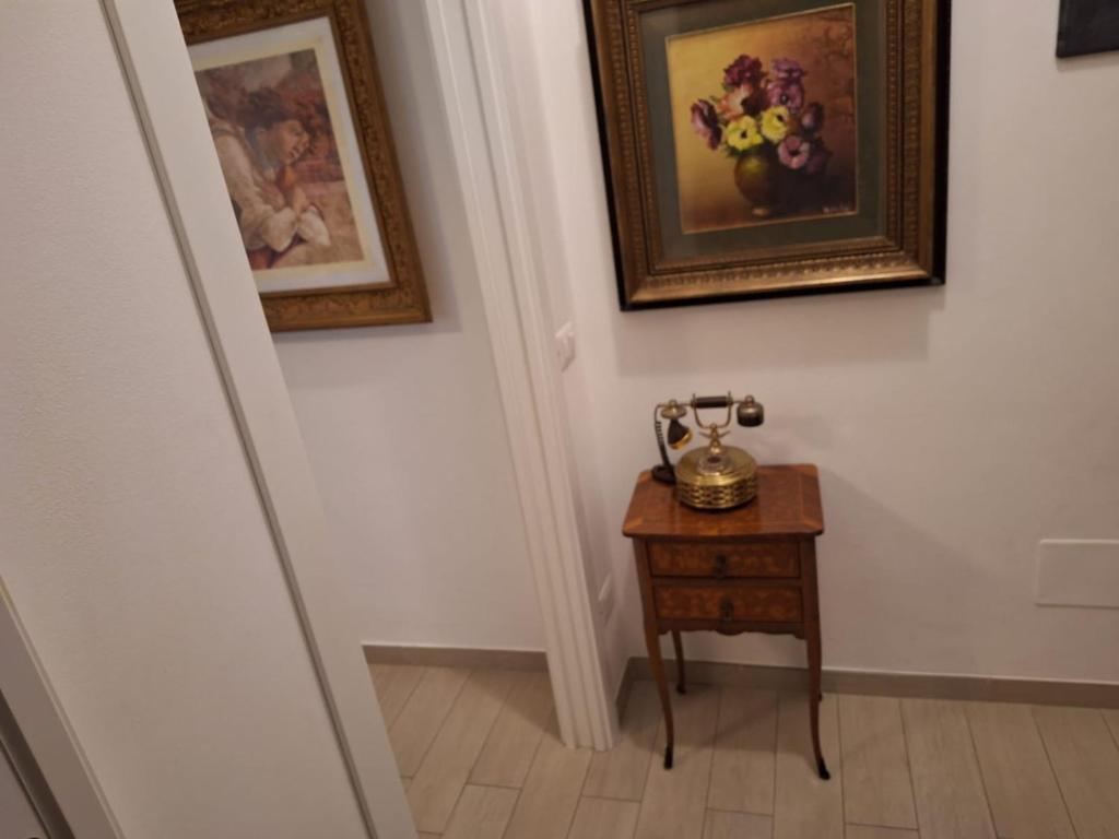 korytarz ze stołem i obrazem na ścianie w obiekcie BnB Milano Dipinta di Blu w Mediolanie