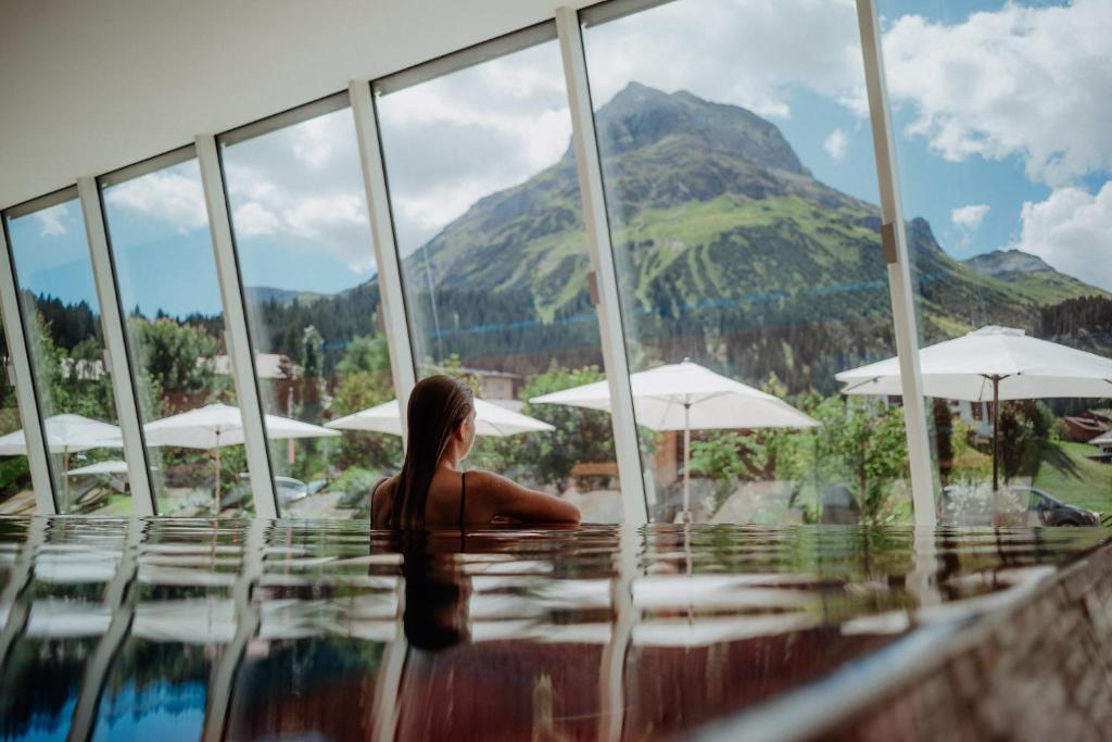 Nespecifikovaný výhled na hory nebo výhled na hory při pohledu z hotelu