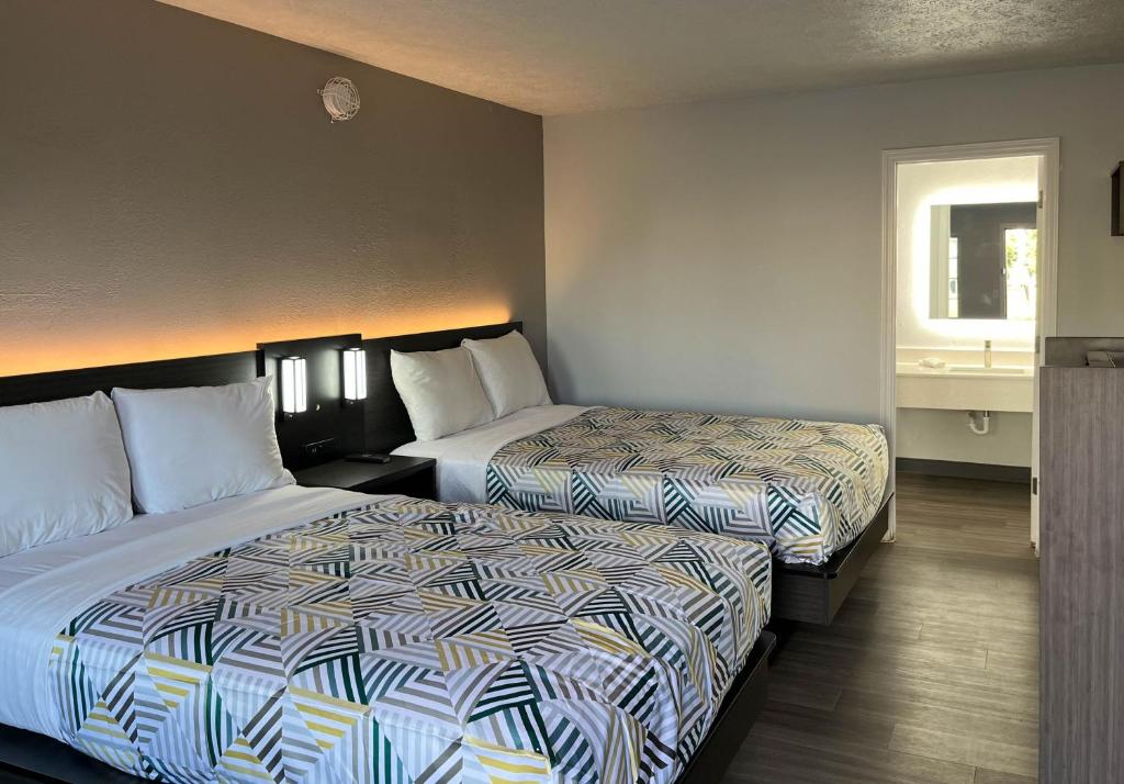 Motel 6-Lafayette, IN - Deluxe Quadruple Room - Non-Smoking