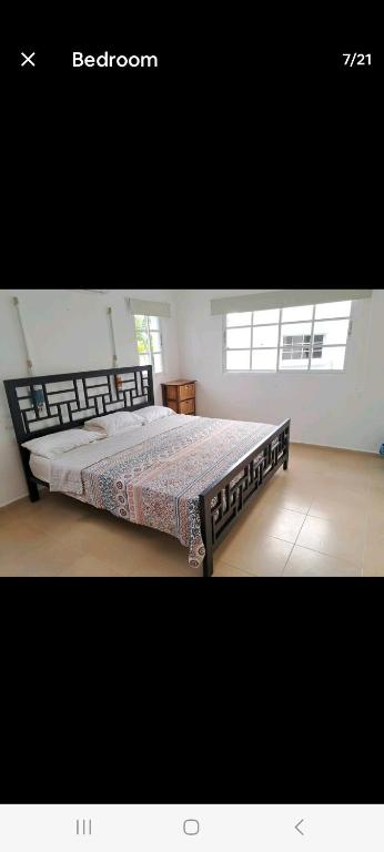 Un pat sau paturi într-o cameră la Juan Dolio Guababerry Resort