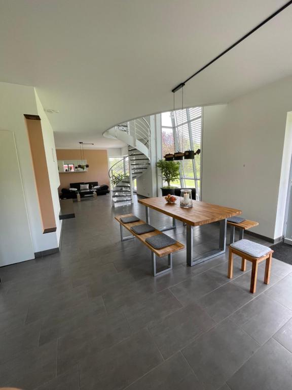 salon z drewnianym stołem i ławkami w obiekcie Villa WanderLux w mieście Zella-Mehlis