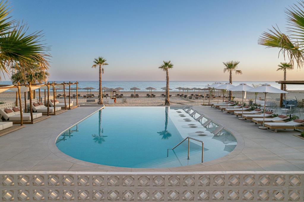 Bazén v ubytovaní Iperion Beach Hotel alebo v jeho blízkosti