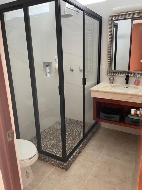La salle de bains est pourvue d'une douche, de toilettes et d'un lavabo. dans l'établissement Complex - Real Del Carmen #50, à Playa del Carmen