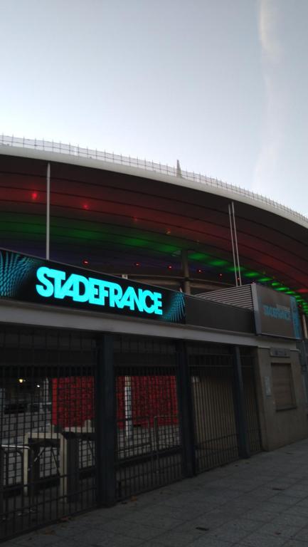 un estadio con un cartel para un garaje de patinaje en IL & DG Immobilier en Saint-Denis