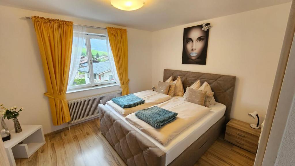 ein Schlafzimmer mit einem Bett und einem großen Fenster in der Unterkunft Apartment GoKaprun mit Blick auf die Berge in Kaprun