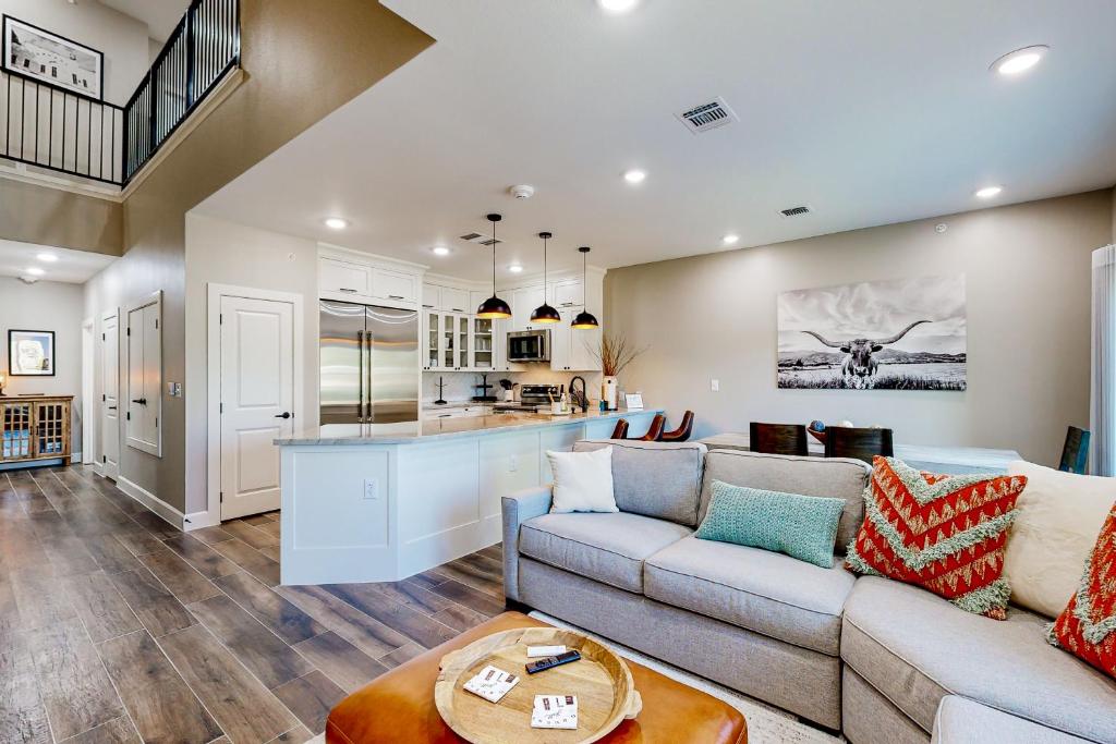 a living room with a couch and a kitchen at Gruene Retreat in New Braunfels