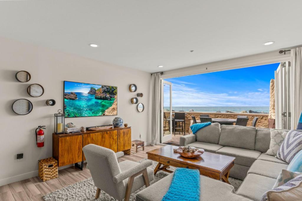 19 Feet to the Water Luxury Oceanfront Home, Oceanside (updated