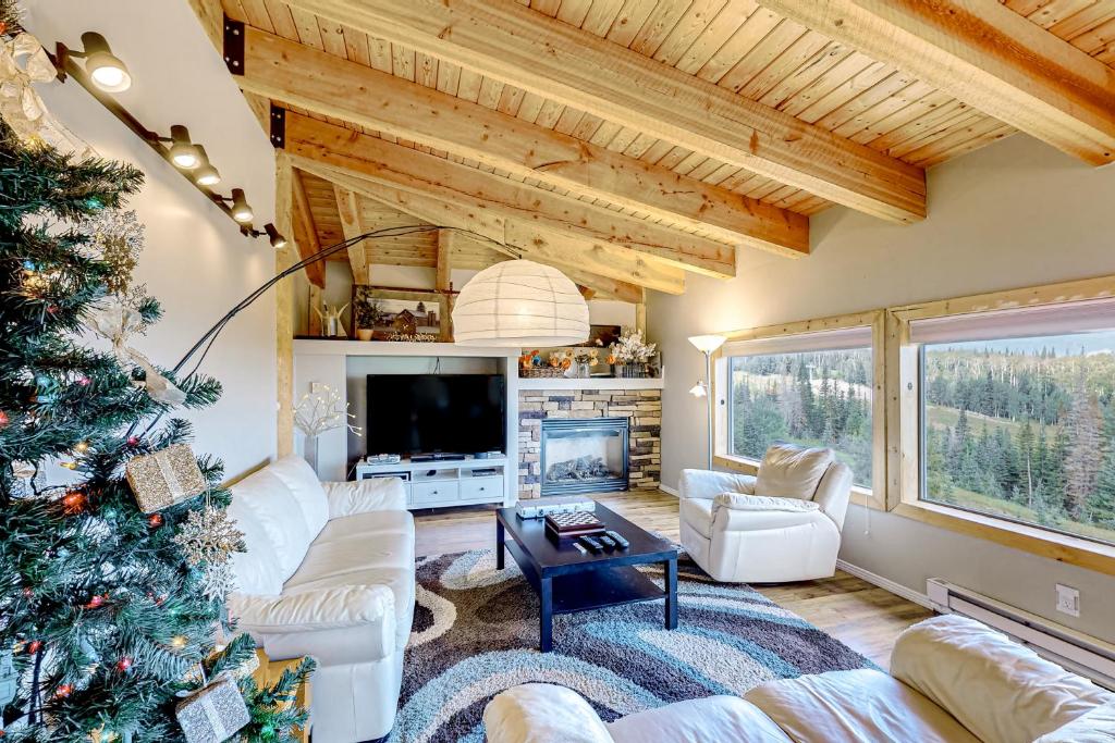 een woonkamer met een kerstboom erin bij Mountaintop Serenity Pines in Brian Head