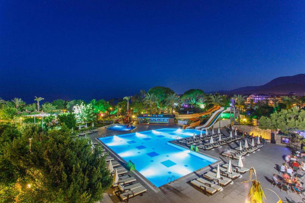 Bazén v ubytování Lucida Beach Hotel - Ultra All Inclusive nebo v jeho okolí