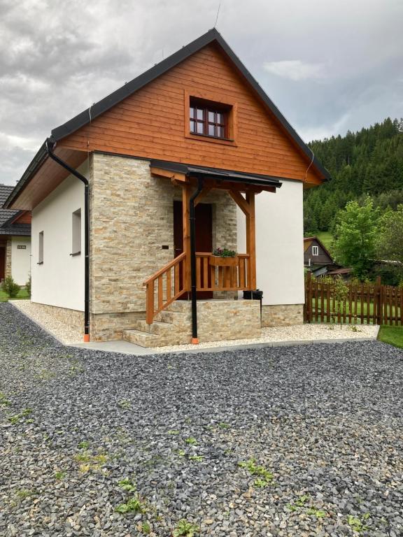 Cottage mit einem Gamer-Dach und einer Veranda in der Unterkunft Chalupa Nella II. in Velké Karlovice
