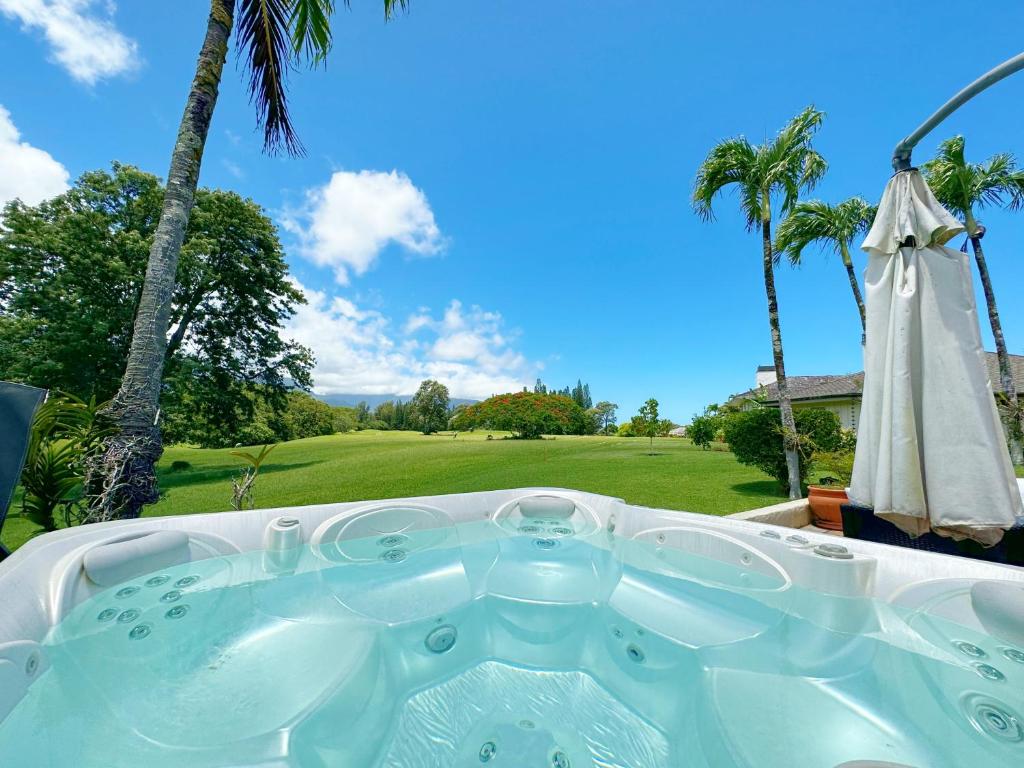 een hot tub voor een golfbaan bij Coral Hale 5br 3ba Luxury Home, AC, Hot Tub and Stunning Views in Princeville