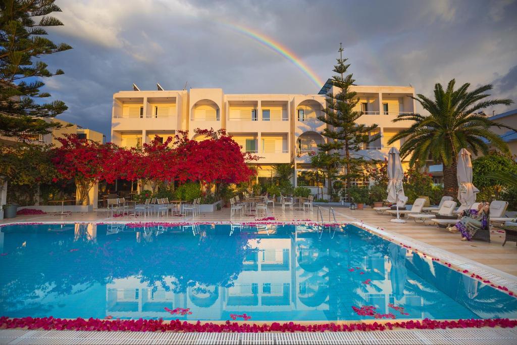 Bazén v ubytování Kyparissia Beach Hotel nebo v jeho okolí