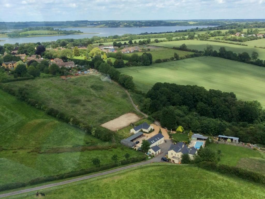 una vista aérea de una casa en un campo con un lago en Fennel Folly - Uk32608, en Manton