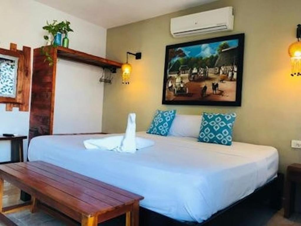 Una cama o camas en una habitación de Hostal Tunich Naj & Hotel