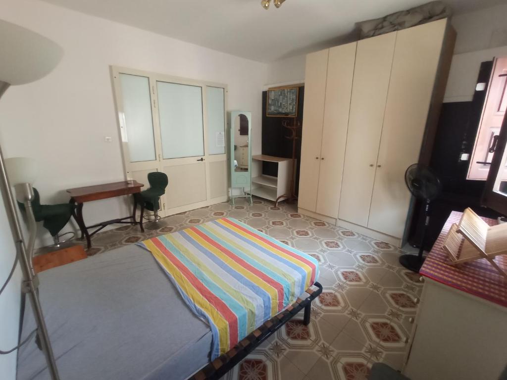 um quarto com uma cama e uma secretária. em Cosy bedroom near University em Il-Gżira