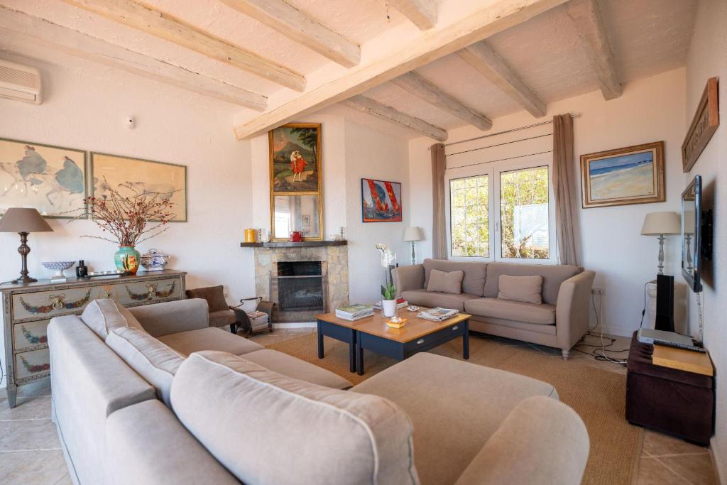 a living room with a couch and a fireplace at Casa con vistas a la Bahia de Roses in Selva de Mar