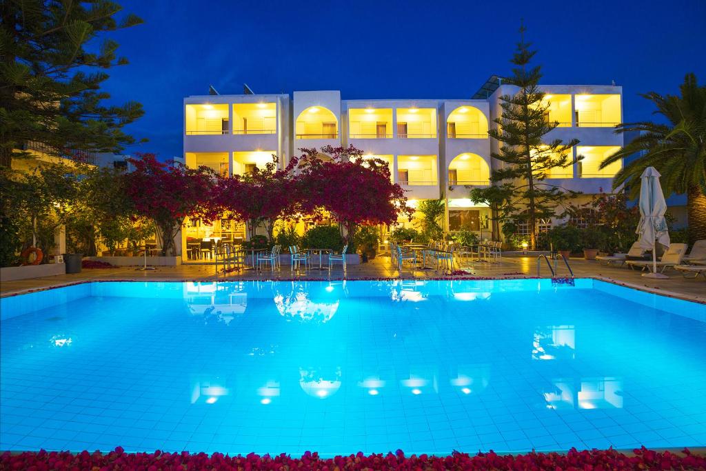 Bazén v ubytování Kyparissia Beach Hotel nebo v jeho okolí