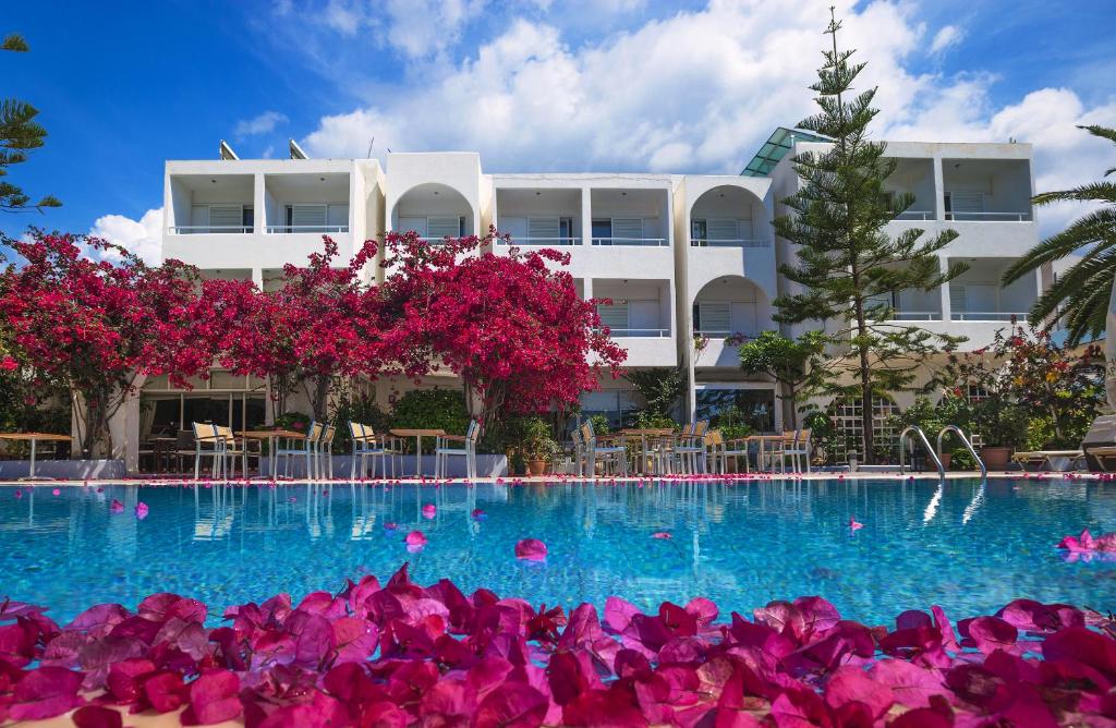 Bazén v ubytování Kyparissia Beach Hotel nebo v jeho okolí