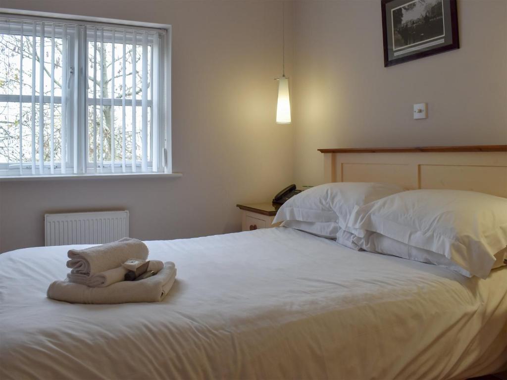 um quarto com uma cama com um bicho de peluche em Hollies Cottage 16 - Uck4539 em Martock