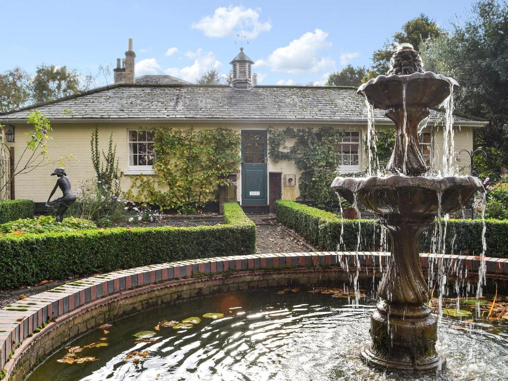 a water fountain in front of a house at The Old Rectory Lodge in Yaxham