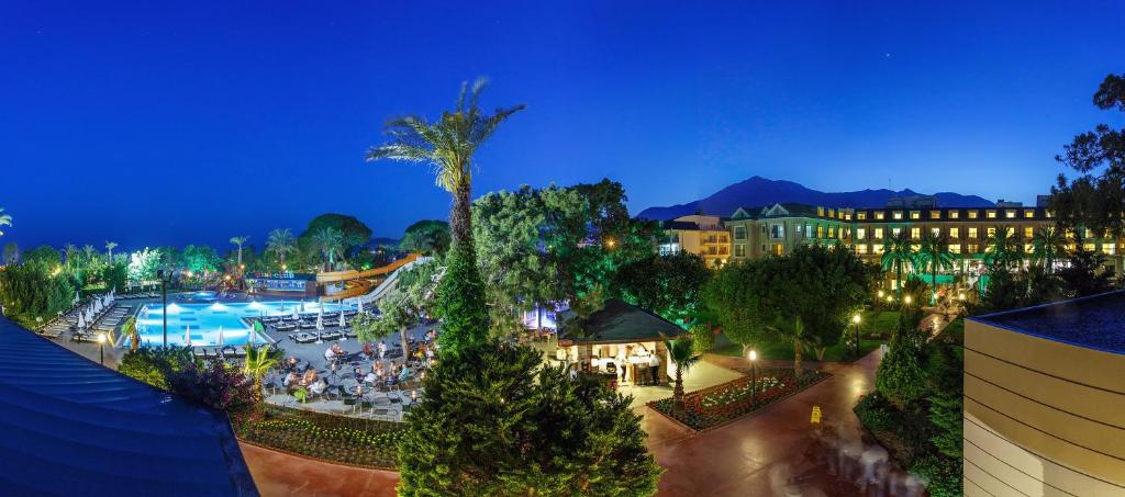 Bazén v ubytování Lucida Beach Hotel - Ultra All Inclusive nebo v jeho okolí