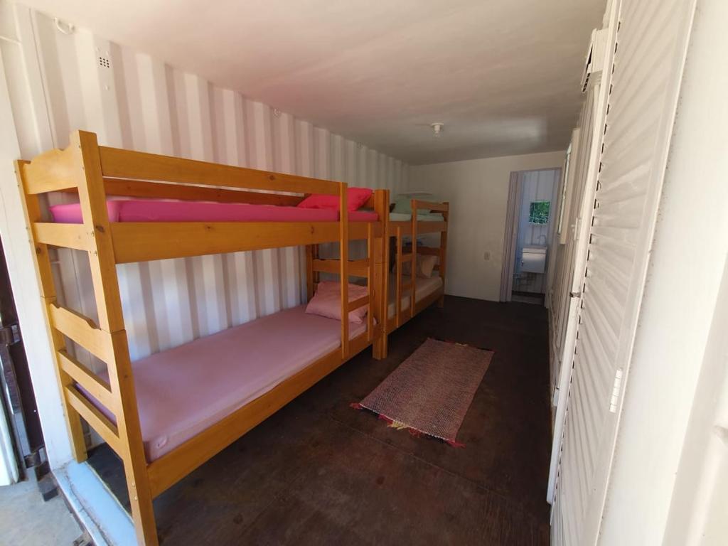 サン・ジョゼー・ド・バヘイロにあるCasa Container na Serra da Bocainaの小さなお部屋で、二段ベッド2組が備わります。