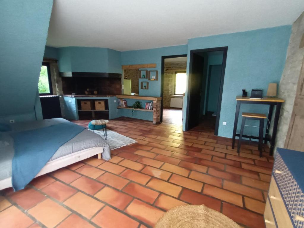 une chambre avec un lit et une cuisine dans l'établissement Deux pièces de caractère au cœur des gorges, à Engins